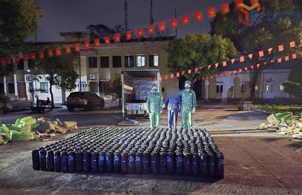 Đối tượng cùng phương tiện, tang vật bị lực lượng Bộ đội Biên phòng bắt giữ.