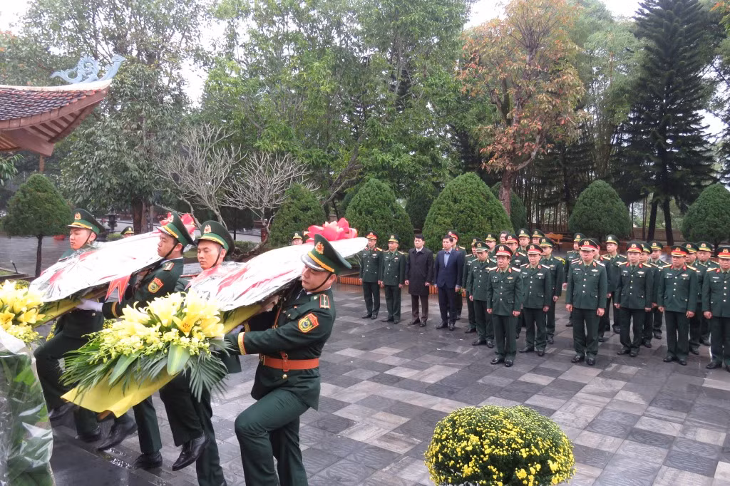 Đoàn công tác đặt vòng hoa, dâng hương tưởng niệm các anh hùng, liệt sĩ tại Khu tưởng niệm các anh hùng, liệt sĩ Pò Hèn.
