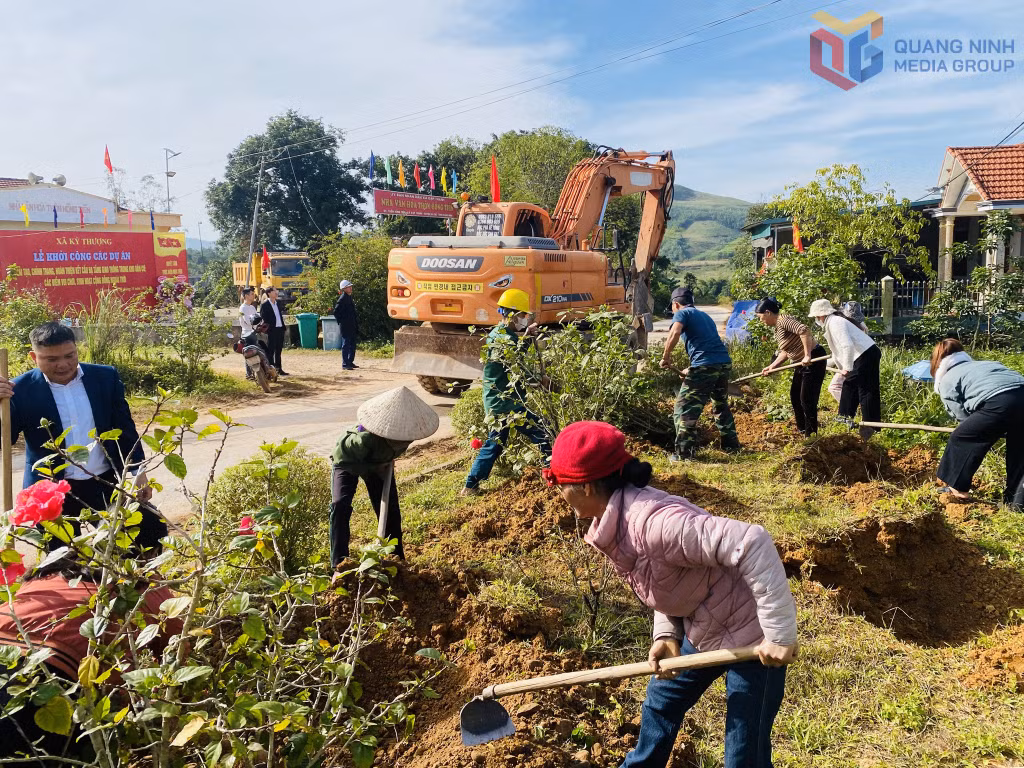 Bà con nhân dân trồng hoa tạo cảnh quan xanh tươi đón Tết.