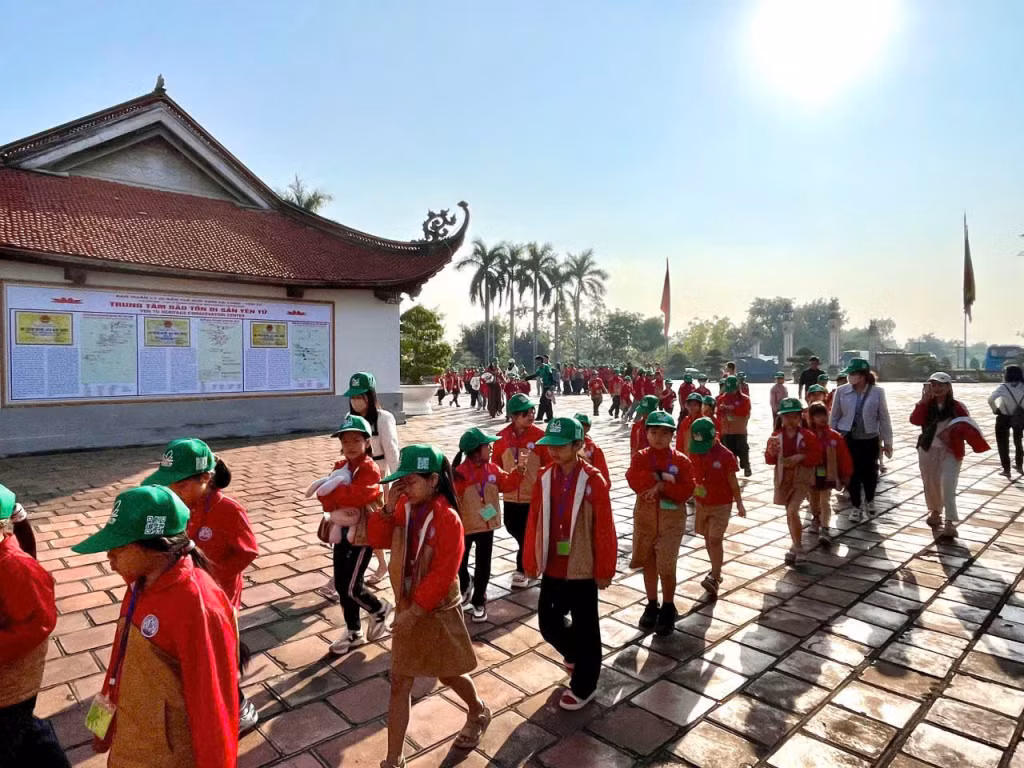 Khu di tích Bạch Đằng đón nhiều em học sinh về tham quan, dâng hương, tìm hiểu truyền thống lịch sử dân tộc. Ảnh: Chiến Thắng (CTV)