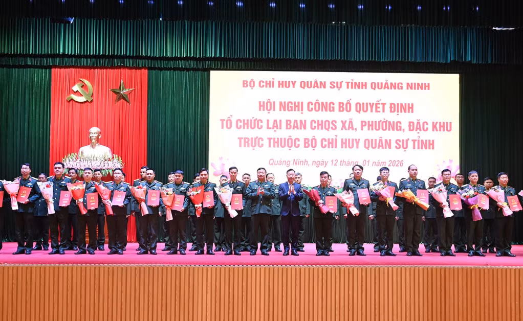 Đồng chí Lê Văn Ánh, Phó Chủ tịch UBND tỉnh và Đại tá Lê Trọng Hòa, Ủy viên Ban Thường vụ Tỉnh ủy, Chỉ huy trưởng Bộ CHQS tỉnh, trao Quyết định của Quân khu 3 về việc bổ nhiệm cán bộ đối với các đồng chí giữ chức Chỉ huy trưởng Ban CHQS xã, phường, đặc khu.