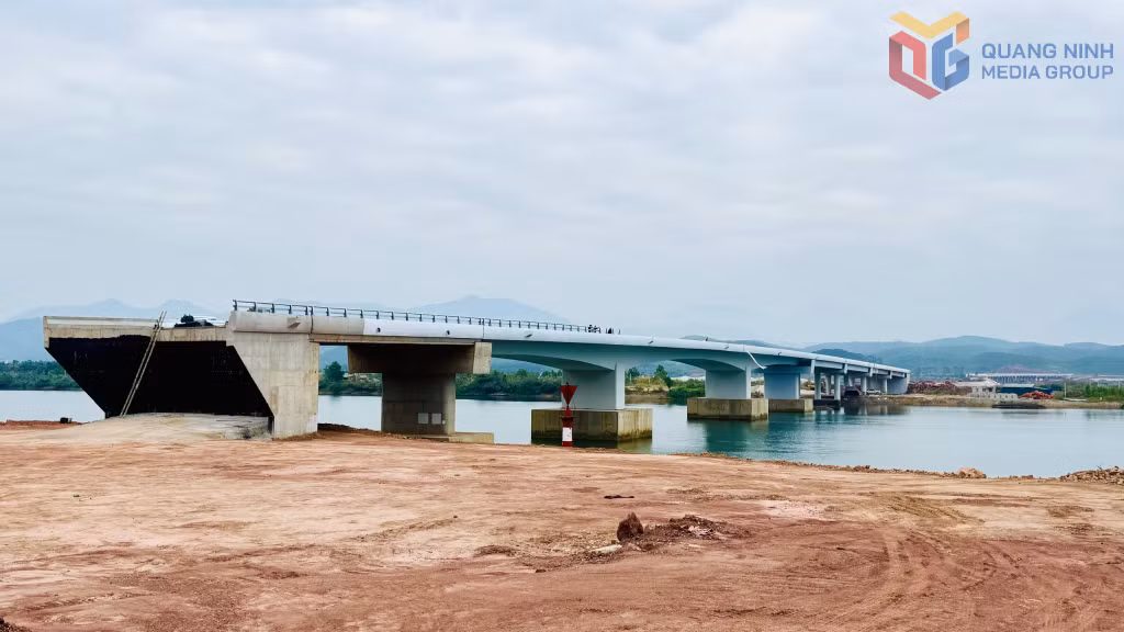 Cầu vượt sông Tiên Yên thuộc dự án tuyến đường kết nối QL4B đến QL18 vừa được thi công xong bản mặt cầu. Ảnh: Mạnh Trường
