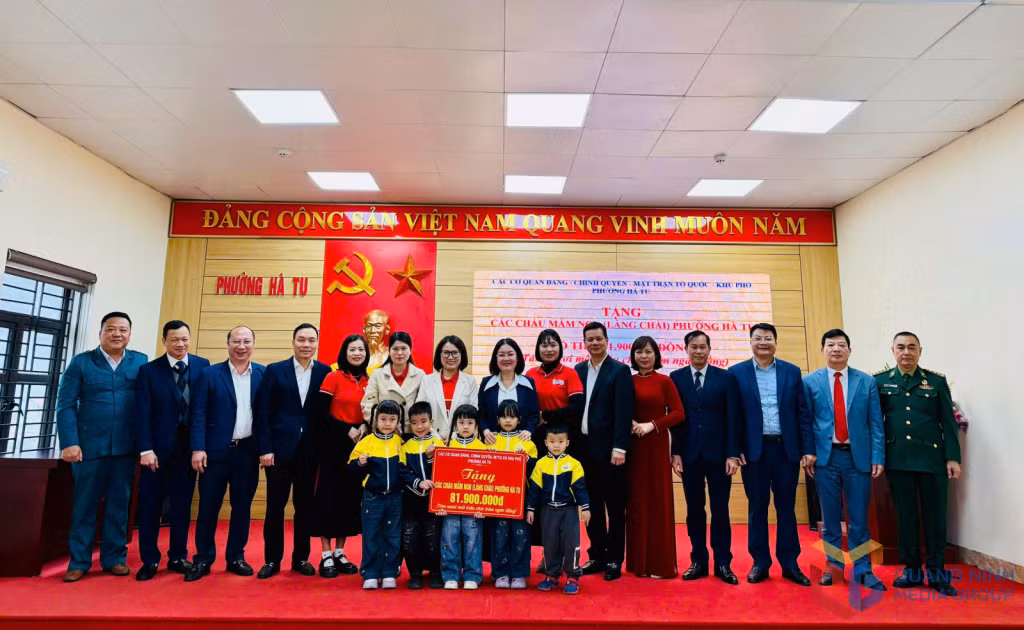 Phường Hà Tu trao kinh phí hỗ trợ suất ăn bán trú năm học 2025-2026 cho trẻ em đang theo học lớp mầm non tại Khu tái định cư làng chài Hà Phong.