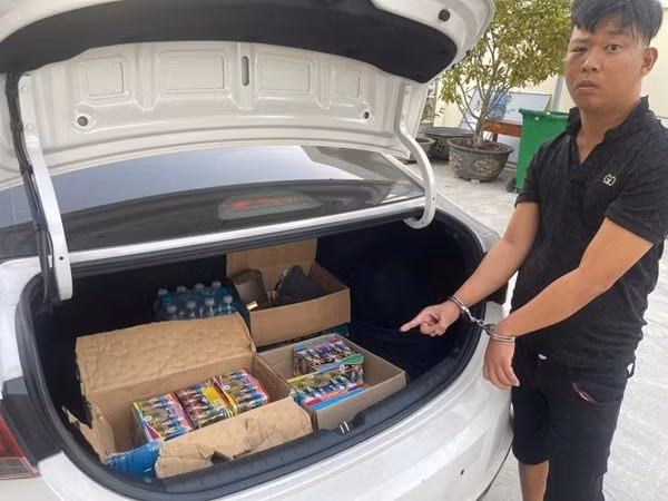 Đối tượng cùng số lượng pháo hoa nhập lậu trên taxi bị công an bắt giữ. Ảnh: Công an cung cấp