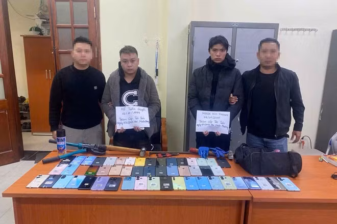 Hồ Tuấn Quyền và Khoa Kim Thịnh bị bắt giữ về hành vi trộm cắp điện thoại. Ảnh: Công an Hà Nội