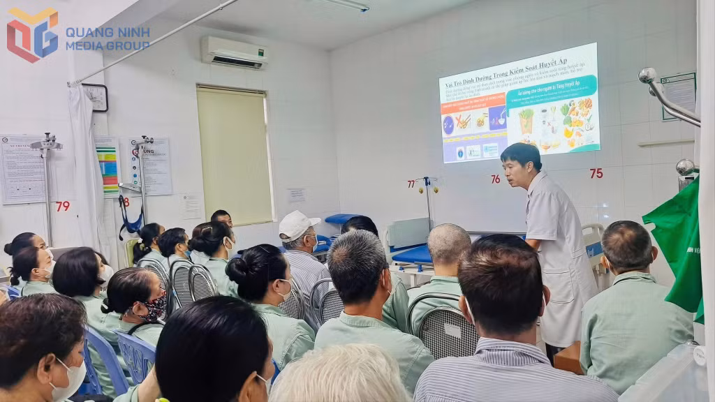 Bệnh viện Y Dược cổ truyền truyền thông dinh dưỡng nhằm kiểm soát bệnh tăng huyết áp cho người cao tuổi.