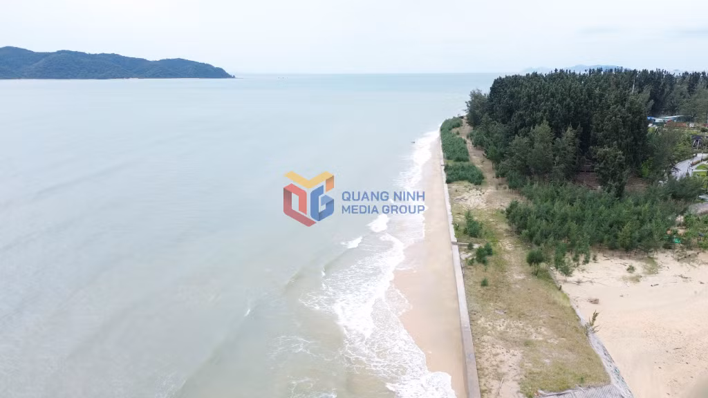 Cái Chiên sở hữu những bãi tắm trải dài cát trắng.