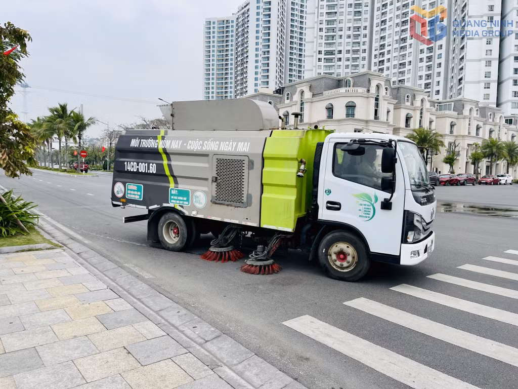 Xe quét đường hút bụi được duy trì tại phường Hồng Gai.