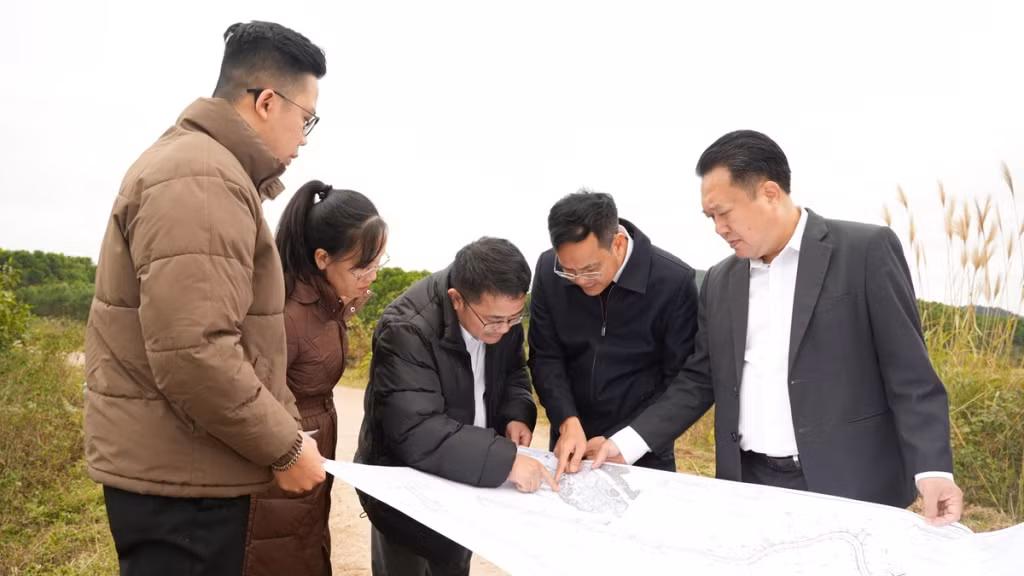 Đồng chí Nguyễn Đức Thành, Phó Chủ tịch Thường trực HĐND tỉnh, kiểm tra dự án mở rộng giao thông trên địa bàn xã Tiên Yên.