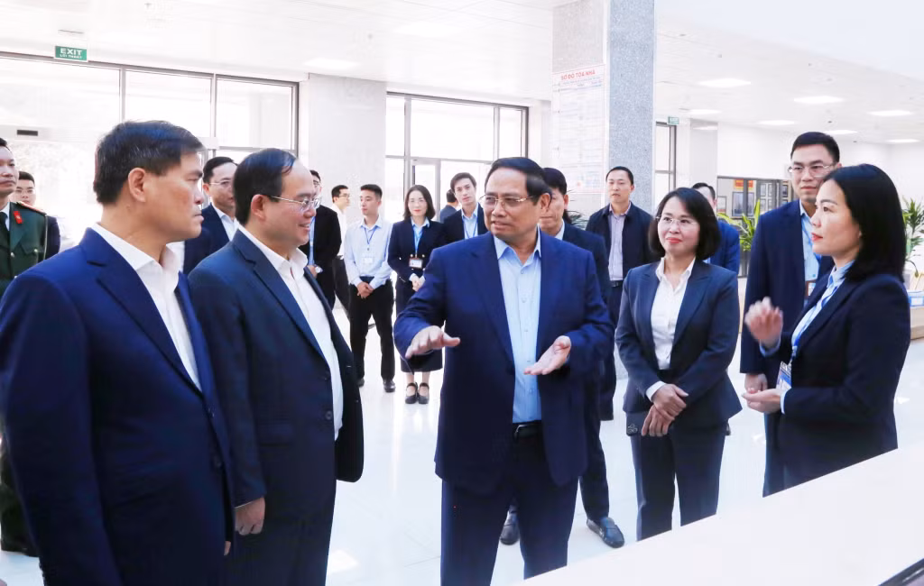 Thủ tướng Chính phủ Phạm Minh Chính thăm và làm việc tại Trung tâm Phục vụ hành chính công tỉnh Quảng Ninh.