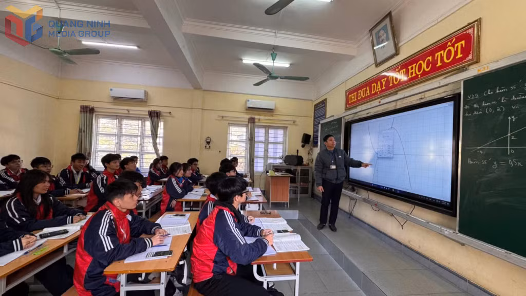 Một tiết học số hoá của Trường THPT Lê Quý Đôn, phường Quang Hanh, Quảng Ninh.