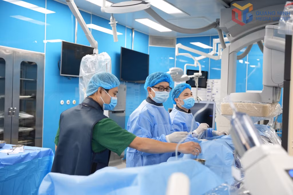 Các y, bác sĩ Bệnh viện Sản Nhi Quảng Ninh thực hiện nút mạch điều trị cầm máu cho bệnh nhân chửa vết mổ đẻ cũ.