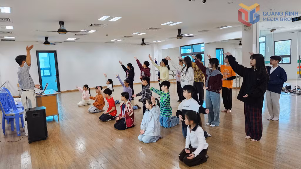 Thầy và trò Cung văn hóa Thanh thiếu nhi tỉnh Quảng Ninh tích cực tập luyện cho chương trình.