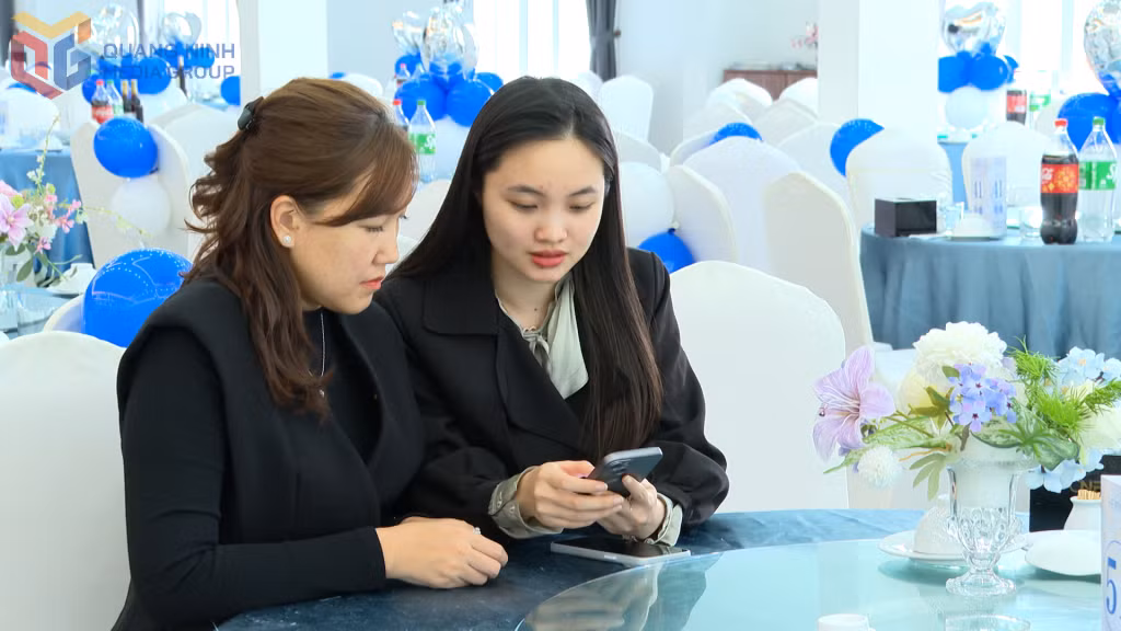 Cán bộ Hội LHPN phường Bãi Cháy (bên phải) hướng dẫn hộ kinh doanh ứng dụng Etax mobile.