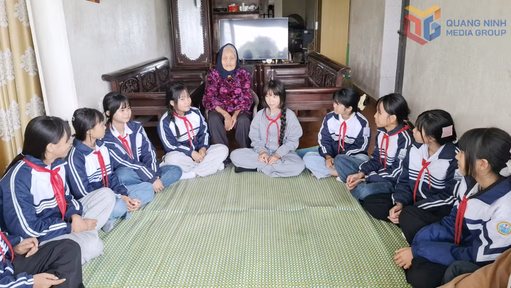Nghệ nhân nhân dân Đặng Thị Tự (xã Đầm Hà) say sưa kể cho các học sinh về những điệu hát nhà tơ - hát, múa cửa đình.