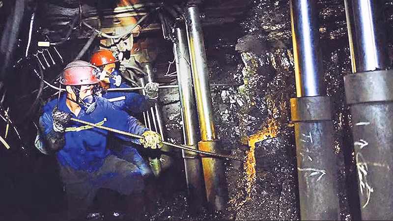 Việc đầu tư thiết bị khai thác hầm lò hiện đại, đồng bộ của Công ty Than Vàng Danh đã góp phần giảm tác động môi trường từ việc khai thác than. (Ảnh: QUANG THỌ)