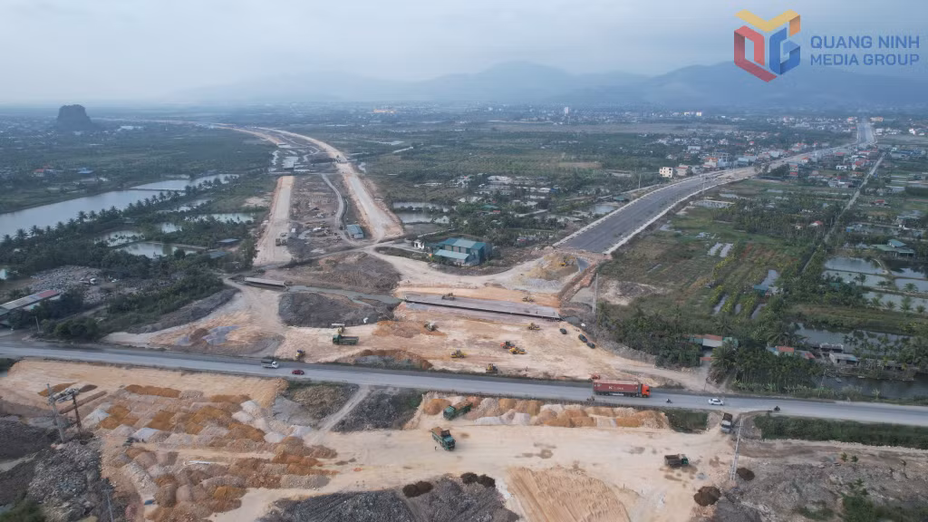 Chủ đầu tư và đơn vị nhà thầu đang tập trung thi công phấn đấu hoàn thành nút giao đường ven với đường QL10 và đường Yên Tử kéo dài phục nhân dân trước Tết Nguyên đán