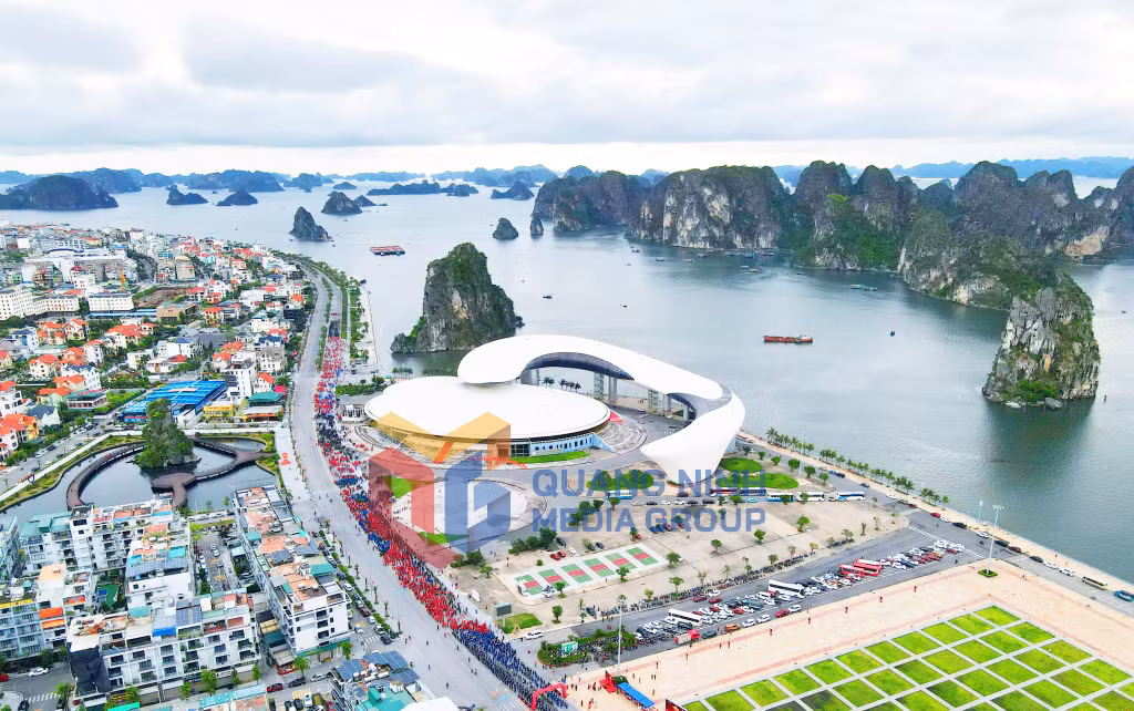 2025-08_Bừng sáng sắc đỏ ngày hội Cùng Việt Nam tiến bước. Ảnh: Hà Phong