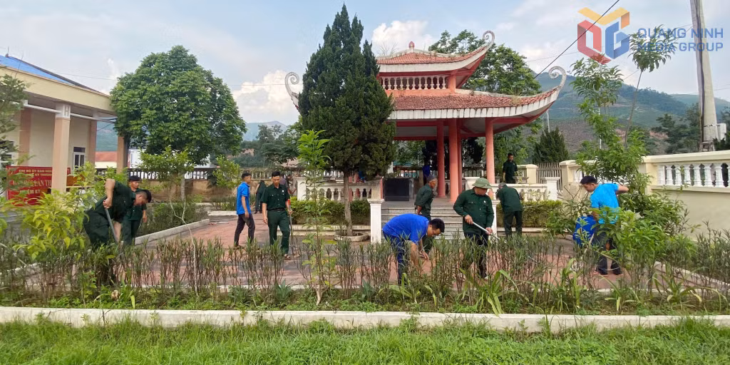 Hội viên CCB xã phối hợp cùng đoàn thanh niên tham gia dọn vệ sinh môi trường tại khu di tích, nhà lưu liệm trên địa bàn xã. 