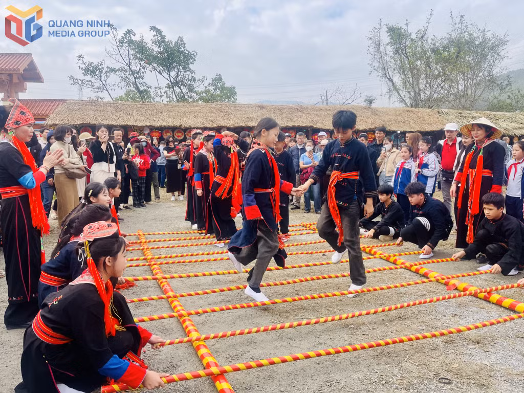 Người dân vui chơi tại Hội làng Bằng Cả năm 2025. Ảnh: Xuân Hòa
