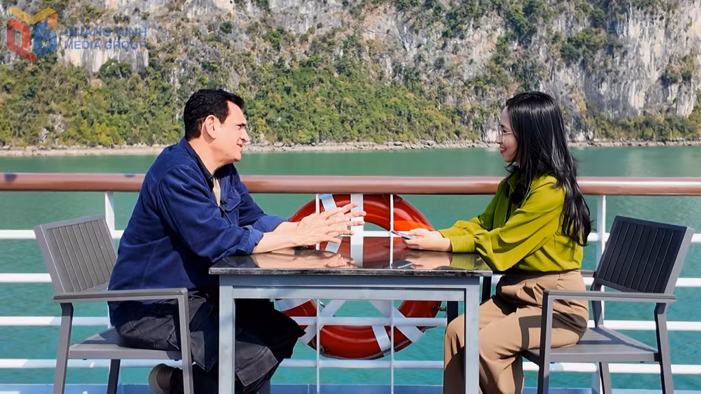 Đạo diễn Omung trả lời phỏng vấn của phóng viên Báo và Phát thanh, Truyền hình Quảng Ninh.