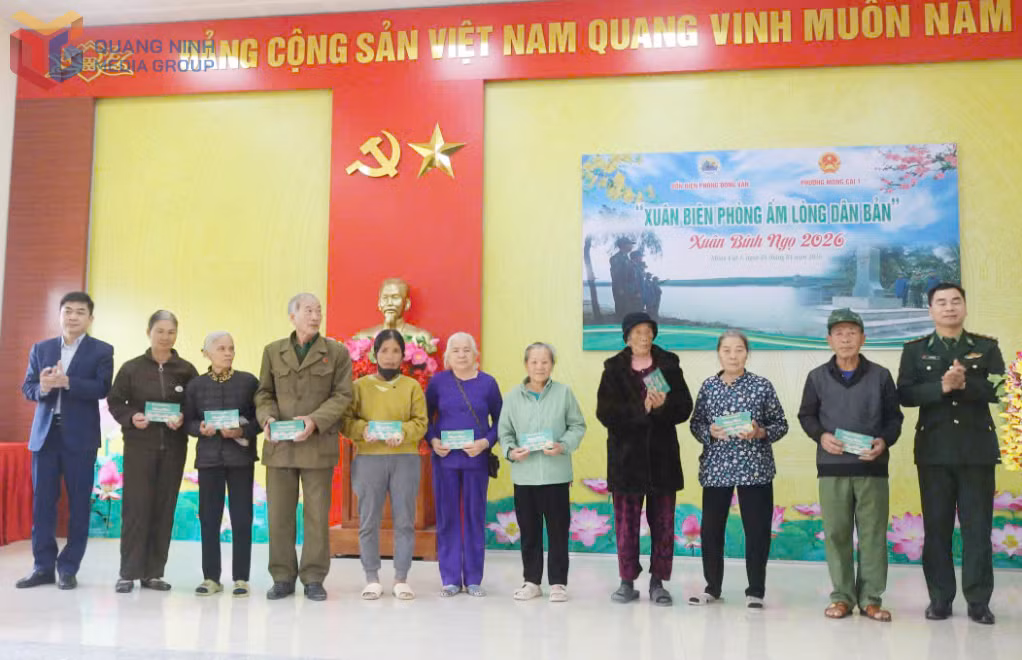 Lãnh đạo Đồn Biên phòng Đồng Văn tặng quà các hộ nghèo, cận nghèo trên địa bàn.