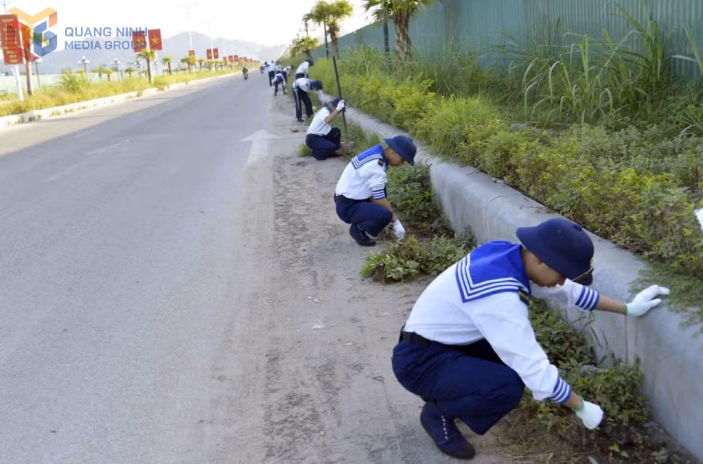 Cán bộ chiến sĩ Lữ đoàn 169 Hải quân tích cực tham gia dọn dẹp vệ sinh, giữ gìn cảnh quan xanh-sạch-đẹp tại các trục đường chính trên địa bàn Đặc khu Vân Đồn.&nbsp;
