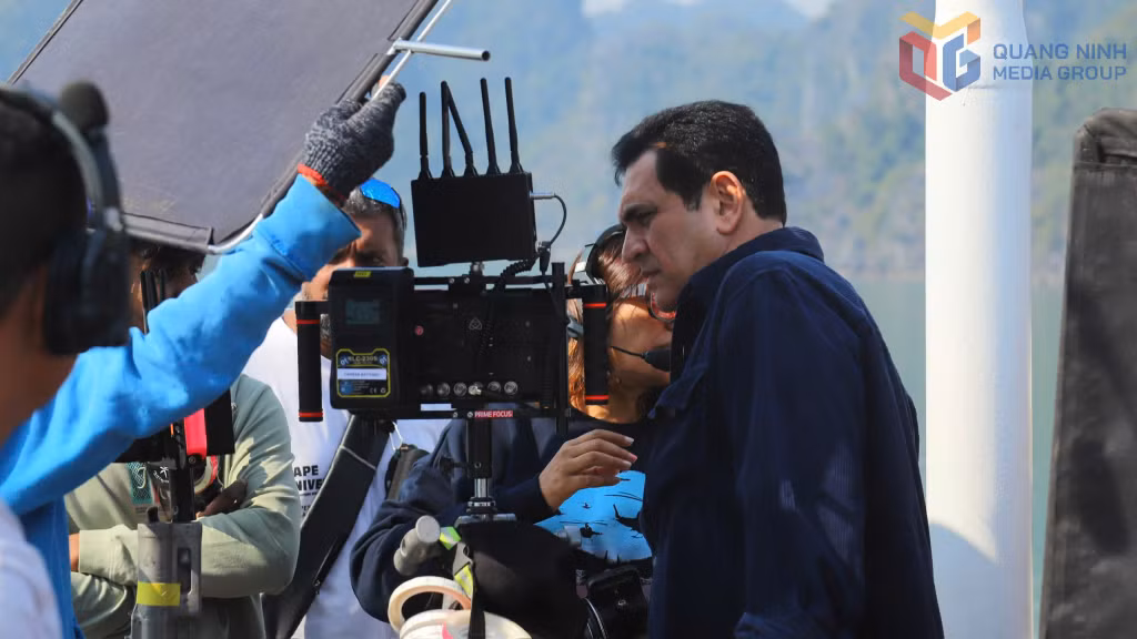 Đạo diễn Omung Kumar Bhandula bám sát từng khuôn hình để bắt được những hình ảnh đẹp nhất của diễn viên trên Vịnh Hạ Long.