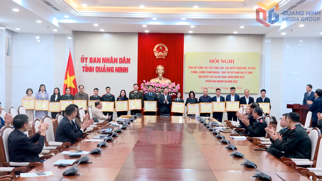 Đồng chí Lê Văn Ánh, Phó Chủ tịch UBND tỉnh, trao Bằng khen của Chủ tịch UBND tỉnh cho các cá nhân có thành tích xuất sắc.