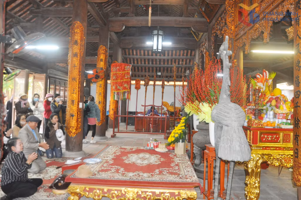 Du khách dâng hương, làm lễ tại đền Trần Hưng Đạo thuộc Khu di tích Bạch Đằng.