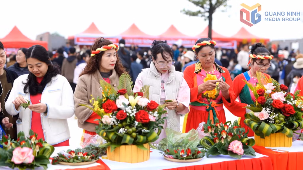Chị em phụ nữ trổ tài têm trầu cánh phượng, giao lưu văn hóa trong không gian lễ hội.