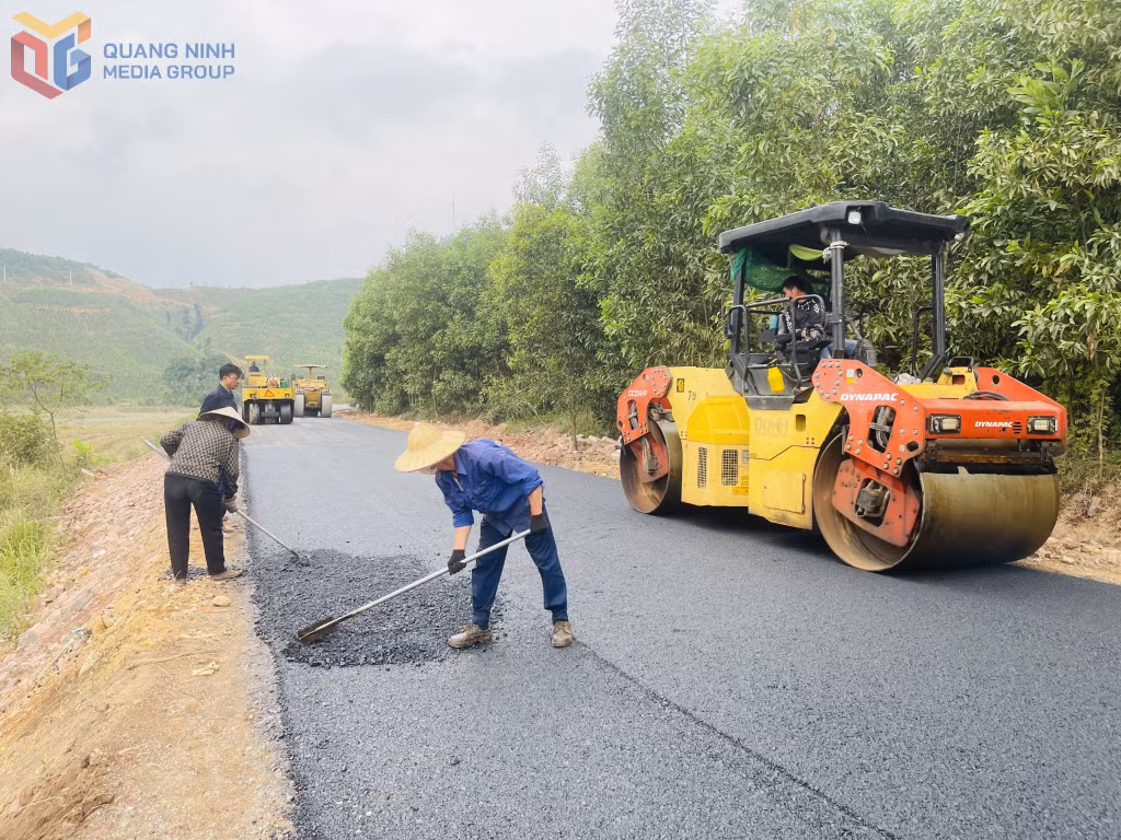 Thi công hạ tầng giao thông tại xã Kỳ Thượng.