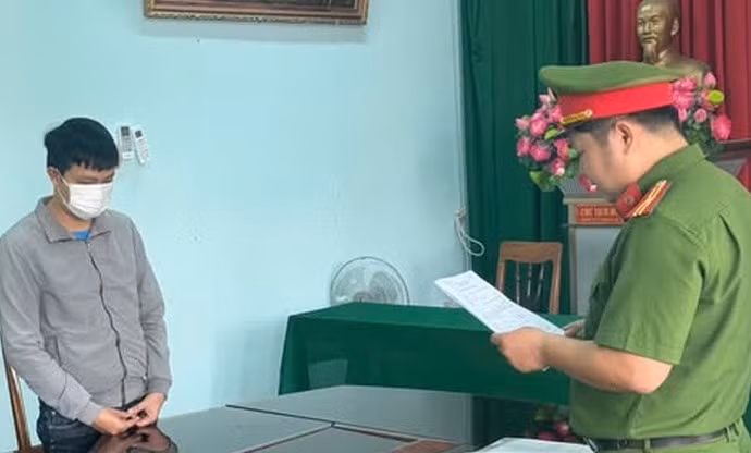 Cựu nhân viên ngân hàng Nguyễn Văn Thiệu bị bắt tạm giam vì lừa đảo lấy tiền cá độ bóng đá - Ảnh: Công an Quảng Ngãi