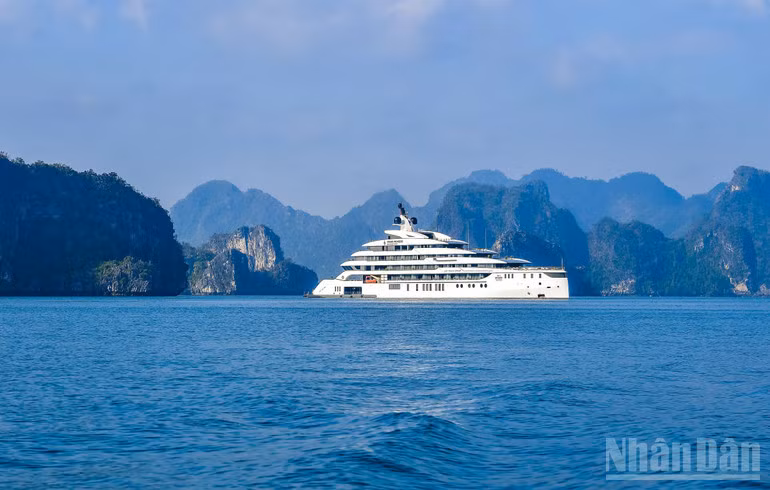 Làn nước xanh màu ngọc bích, ôm trọn những khối núi đá vôi ở vịnh Hạ Long. (Ảnh: THÀNH ĐẠT)