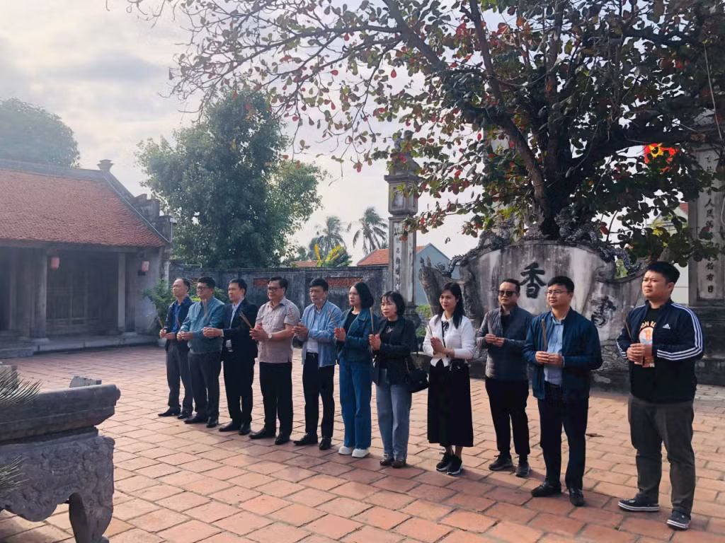 Du khách dâng hương tại đình Trung Bản, thuộc Khu di tích lịch sử Bạch Đằng. Ảnh: Chiến Thắng (CTV)
