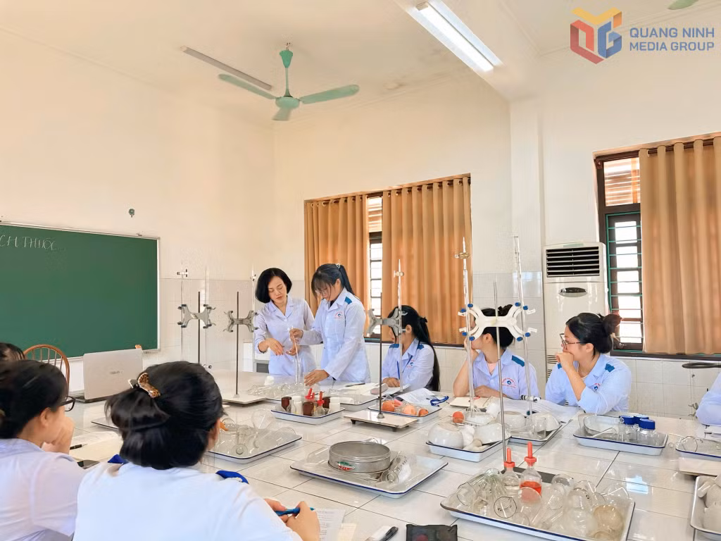 Giảng viên Khoa Dược, Trường Cao đẳng Y tế Quảng Ninh hướng dẫn sinh viên điều chế dung dịch trong môn Bào chế.