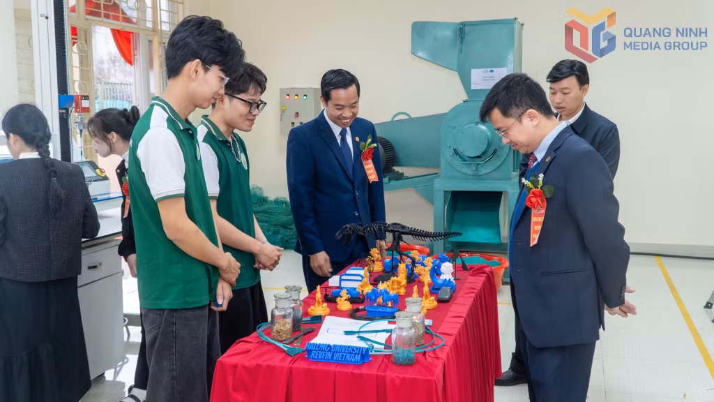Đại biểu tham quan sản phẩm tái chế từ rác thải ngư cụ.