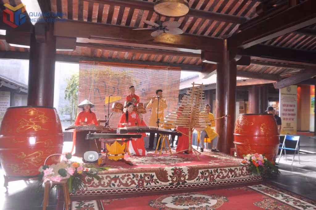 Biểu diễn nghệ thuật truyền thống phục vụ người dân, du khách tại Yên Tử.