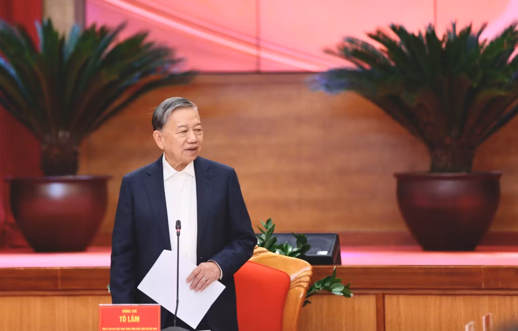 Tổng Bí thư Tô Lâm chỉ ra 6 vấn đề Quảng Ninh phải đối mặt: Về mô hình tăng trưởng chưa chuyển dịch đủ mạnh sang KHCN và đổi mới sáng tạo; lợi thế không gian kinh tế biển, kinh tế biên giới, kinh tế đô thị chưa được tổ chức thành chuỗi giá trị tích hợp; nguồn nhân lực và năng lực đổi mới chưa theo kịp yêu cầu phát triển; thể chế và quản trị phát triển chậm đổi mới, tư duy quản lý chưa chuyển hẳn sang kiến tạo; khát vọng và chuẩn mực phát triển chưa tương xứng vị thế chiến lược; năng lực dẫn dắt và lan tỏa đối với vùng và cả nước chưa phát huy đầy đủ...