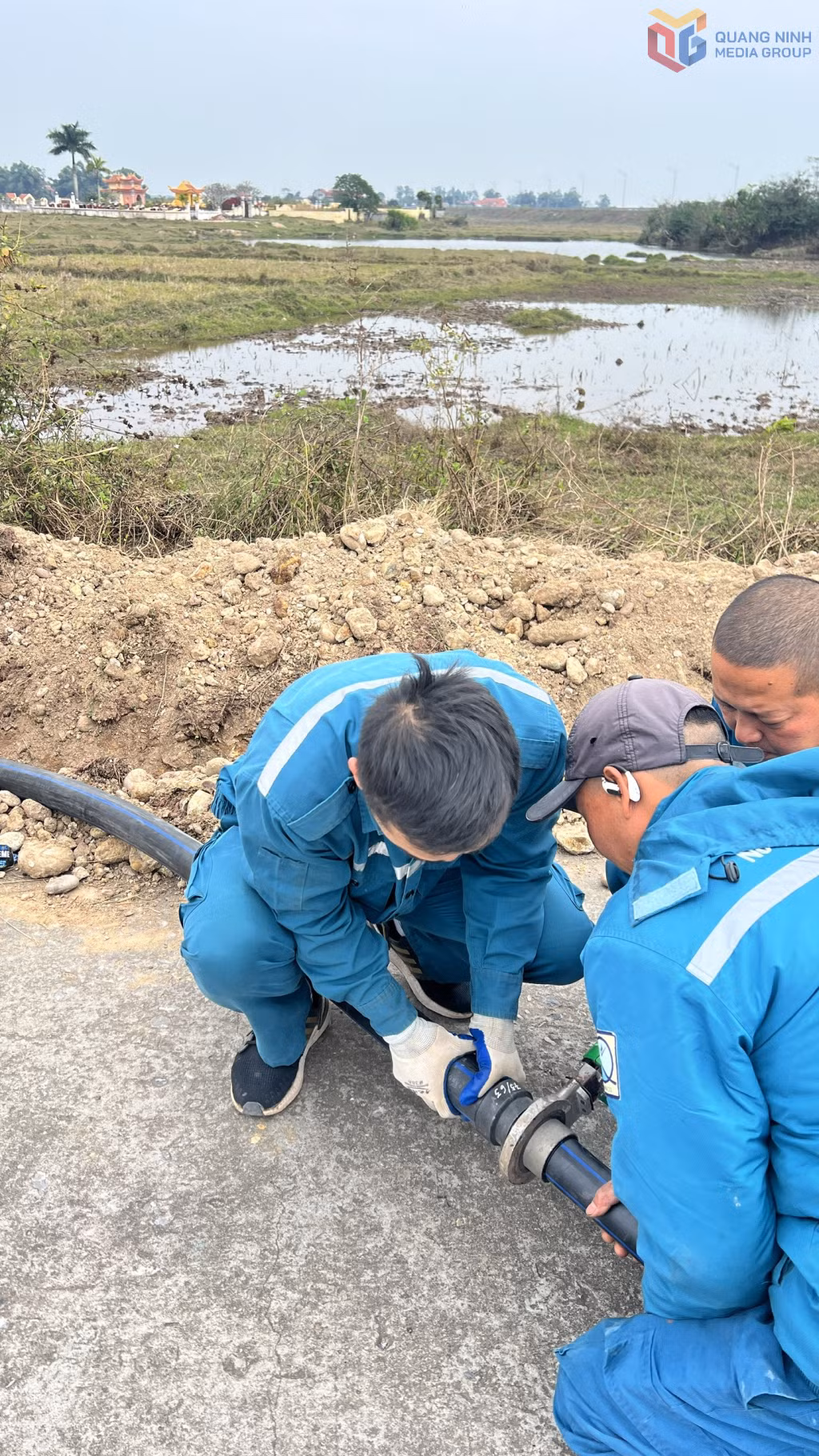 Xí nghiệp nước Móng Cái đã hoàn thành tuyến đường ống chính và đang khẩn trương đấu nối vào từng hộ dân để sớm đưa nước sạch đến sử dụng.