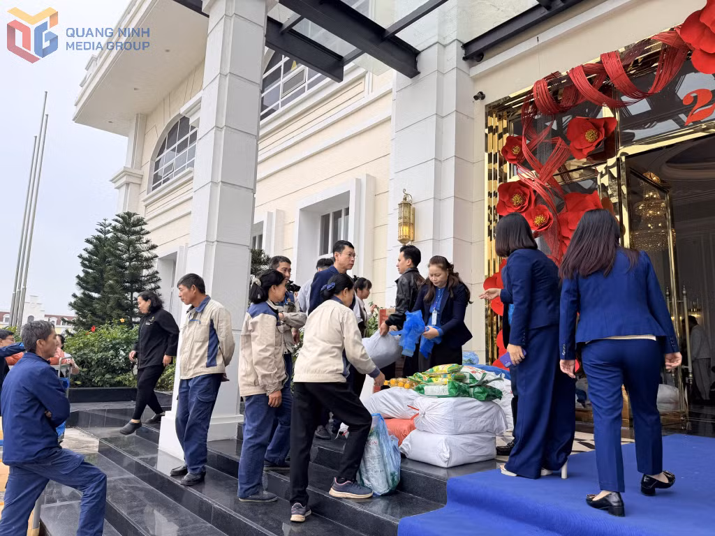 Công nhân, lao động Công ty CP Quốc tế Hoàng Gia hồ hởi nhận quà.