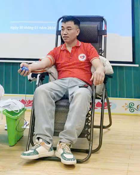 Anh Nguyễn Văn Tiên tham gia hiến máu tình nguyện.