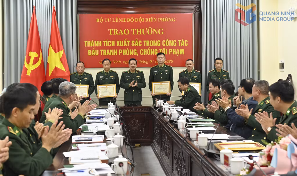 Thiếu tướng Văn Ngọc Quế, Phó Chủ nhiệm Chính trị Bộ đội Biên phòng trao Bằng khen của Bộ Tư lệnh tặng các tập thể và cá nhân thuộc Đồn Biên phòng cửa khẩu Vạn Gia.