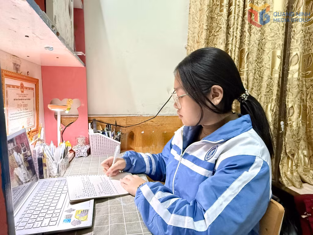 Trần Vân Khánh học bài ở nhà.