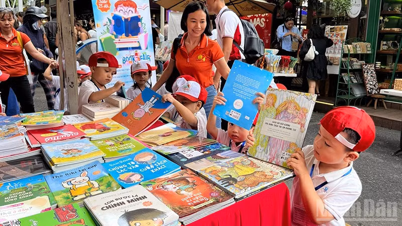 Các em nhỏ tham quan Đường sách Thành phố Hồ Chí Minh. (Ảnh: LINH BẢO)