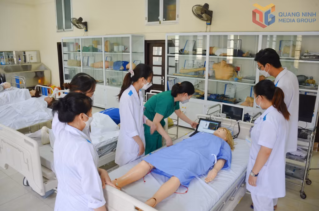 Giảng viên hướng dẫn sinh viên Trường Cao đẳng Y tế Quảng Ninh thực hành chăm sóc người bệnh trên mô hình tại phòng thực hành.
