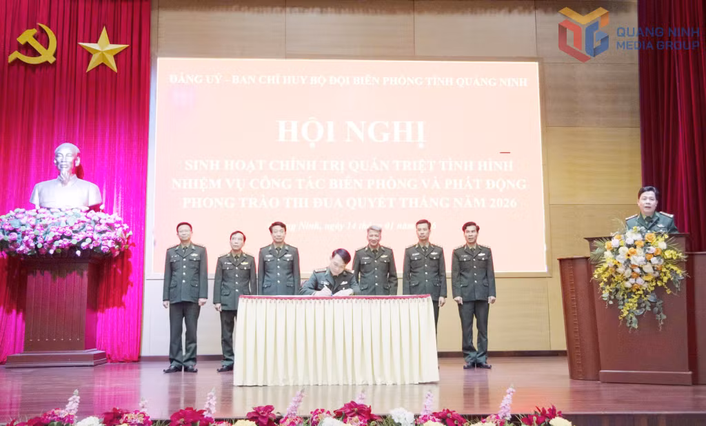Lãnh đạo các cấp trong BĐBP tỉnh ký kết giao ước thi đua năm 2026. 