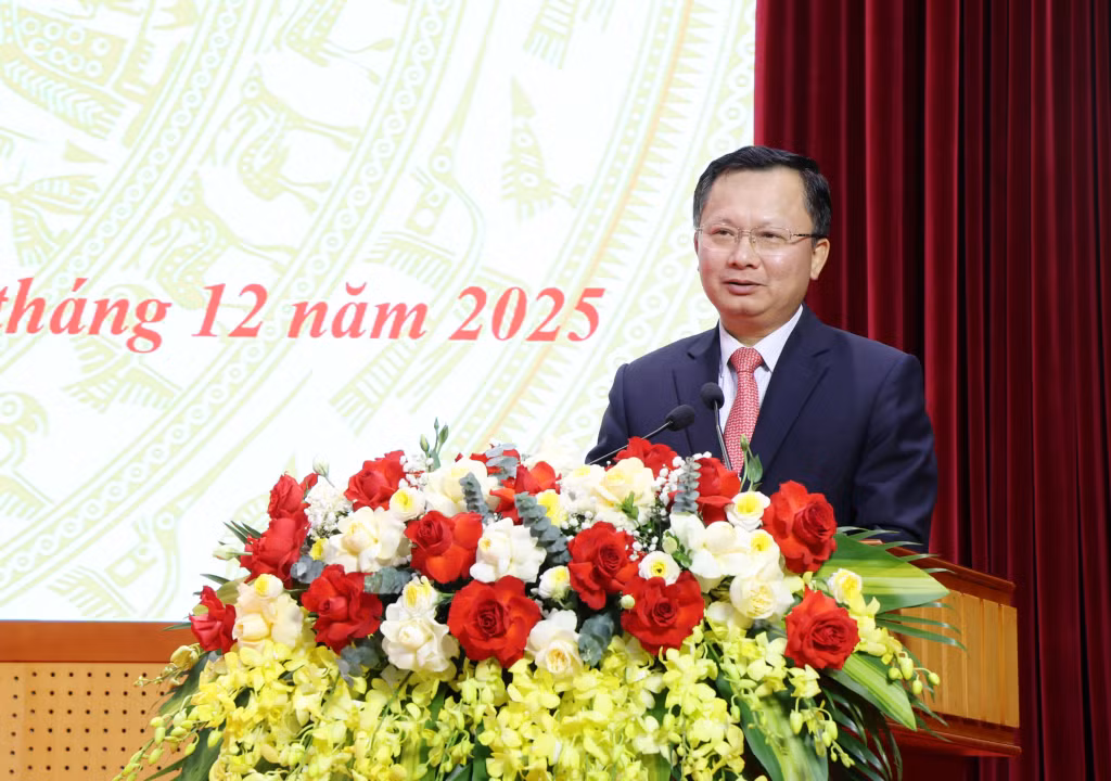 Đồng chí Cao Tường Huy, Uỷ viên BTV Tỉnh uỷ, Bí thư Đảng uỷ, Chủ tịch HĐND đặc khu phát biểu chỉ đạo tại hội nghị