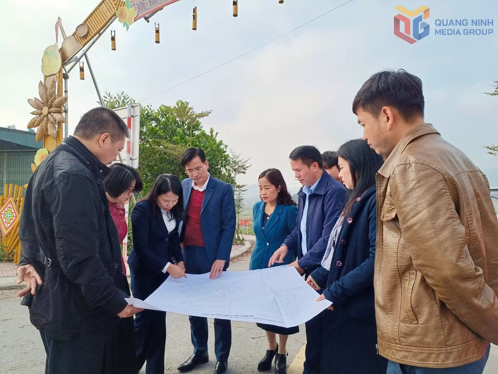 Đoàn công tác của UBND tỉnh khảo sát vị trí, phạm vi ranh giới dự kiến thực hiện dự án.