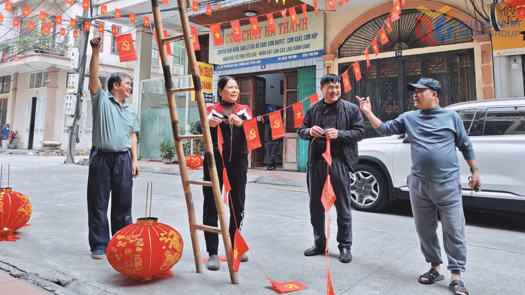 Ở nhiều tổ dân, khu phố, người dân cũng trang hoàng cờ hoa rực rỡ.